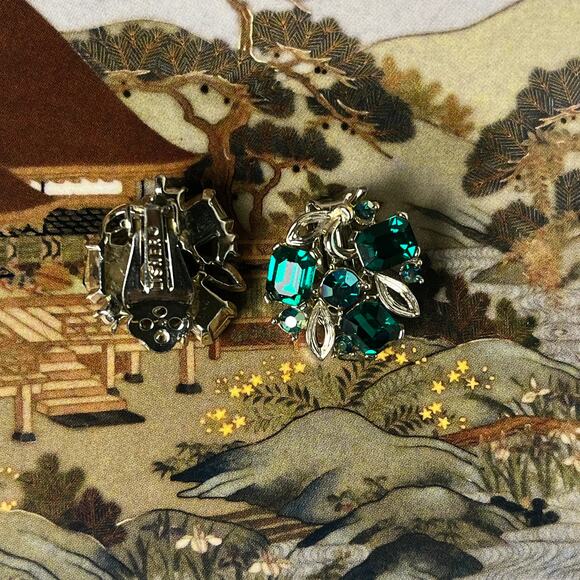 Vintage Lisner Silver Tone Green Rhinestone Clip Earrings - Picture 4 of 7